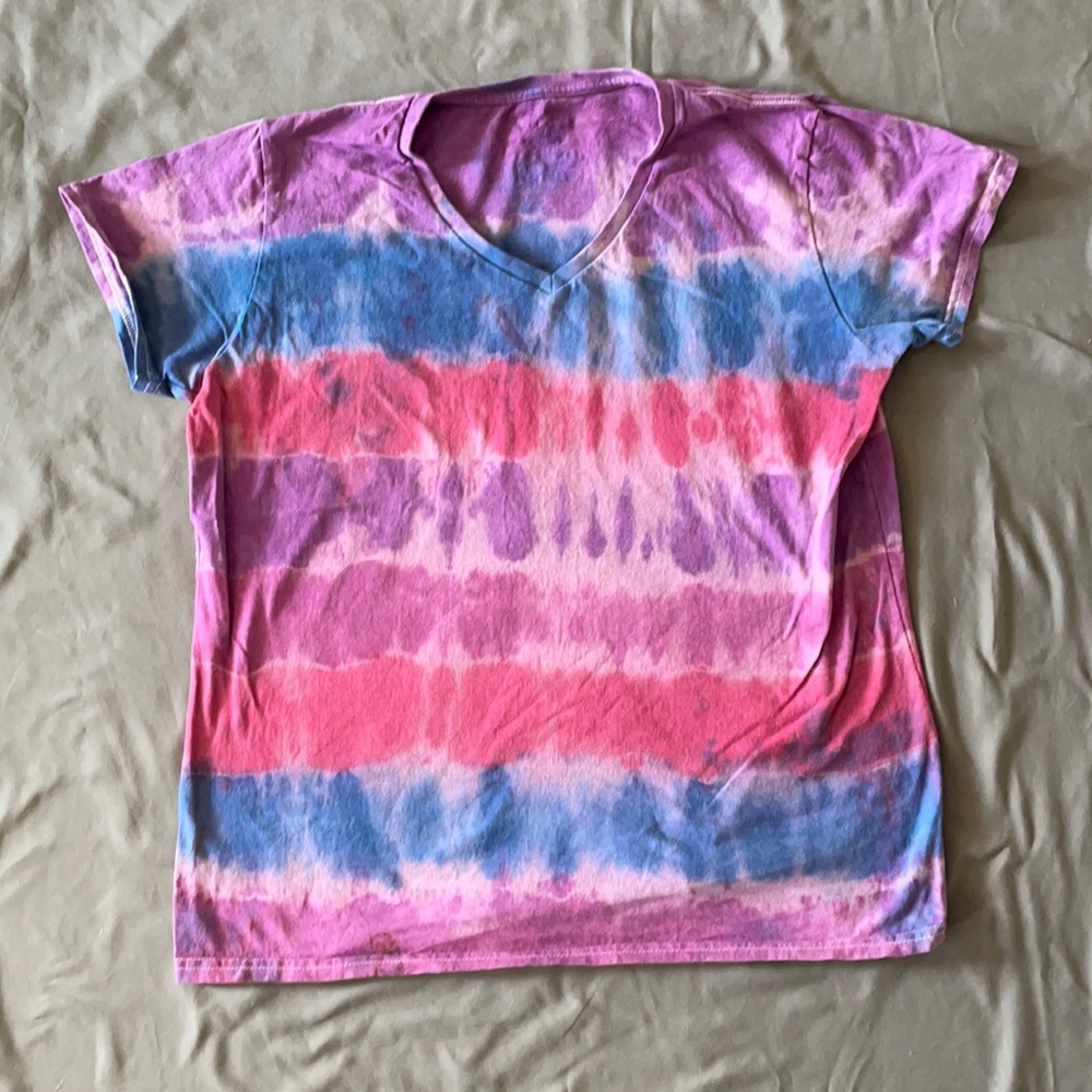 Clearance $7 V neck tie-dye (tie dye) t-shirt size XL